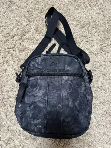 그레고리 퀵 포켓 M 사이즈 블랙 태피스트리 숄더백