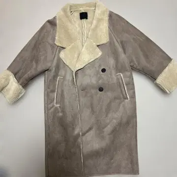 KBF 베이지 더블 버튼 무스탕 코트