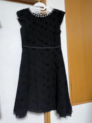 블랙 꽃무늬 플레어 원피스