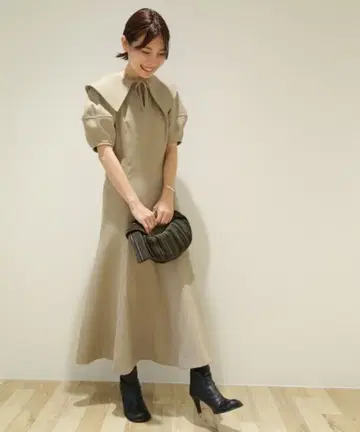 Mila Owen 카라 부착 구조 슬리브 플레어 원피스