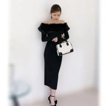 ROYAL PARTY 오프숄더 퍼 포함 니트 원피스 블랙