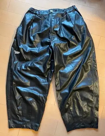 Younger Song 와이드 가죽 팬츠