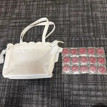 쿠츠하 2023년 생탄 캔뱃지 A4 이타백 자카마트 화이트