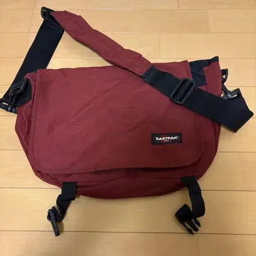 EASTPAK 메신저 백 버건디