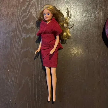 빨간색 드레스의 바비 인형
