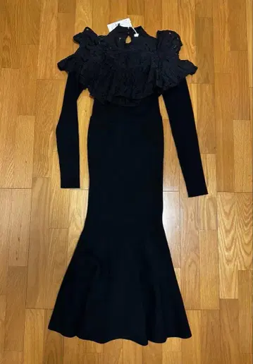 새상품 rienda 프릴 달린 머메이드 블랙 원피스