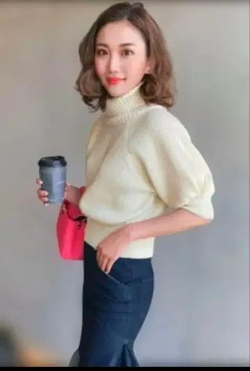 화이트 하이넥 퍼프 슬리브 니트