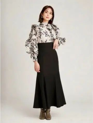 [ 스나이델 ] 헴 플레어 머메이드 스커트 블랙