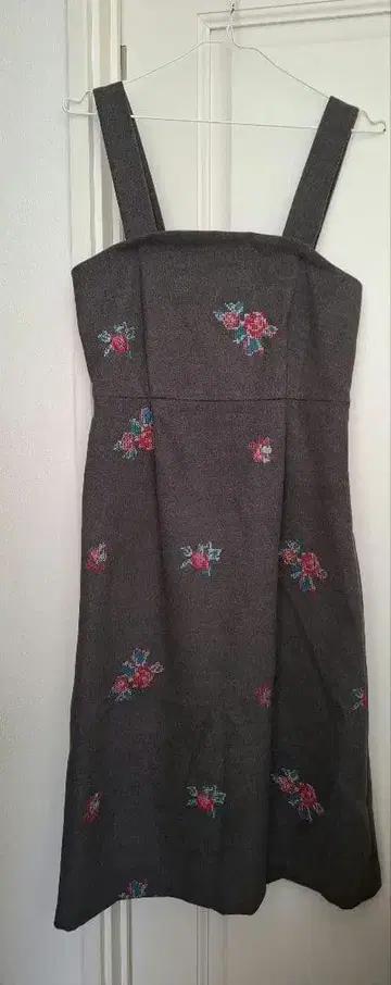 그레이 로즈 자수 슬리브리스 원피스 오버롤 스커트