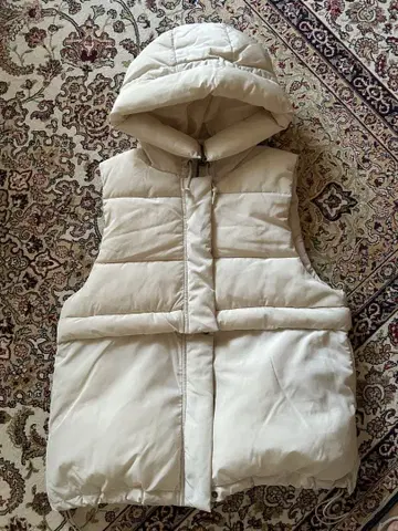 후드 부착 에크루색 다운 베스트