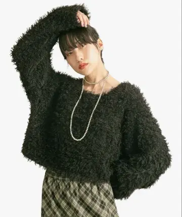 새상품 미사용 KBF 니트 스웨터 크롭 페더 풀오버