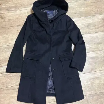 후드 부착 블랙 롱 코트 맥피