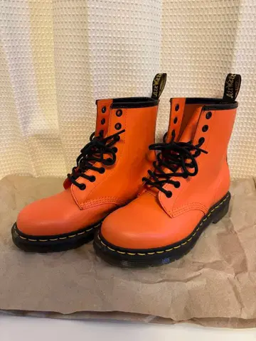닥터마틴 8홀 오렌지 UK4 (23.0) 상자 없음