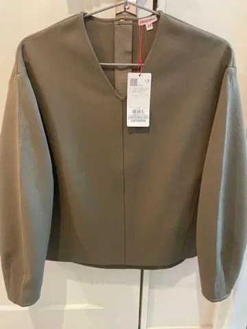 새상품 Dressterior 올리브 그린 긴팔 상의