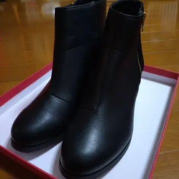 블랙 지퍼 부티 중간 힐