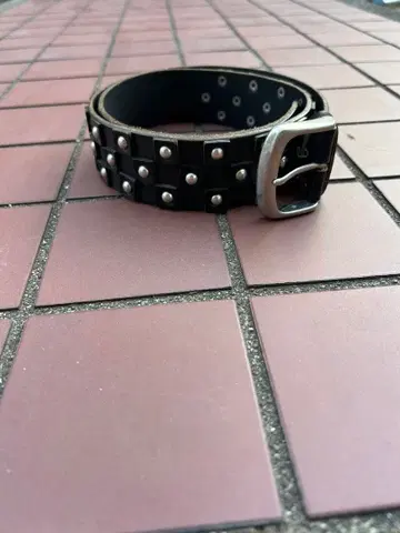 스터드 장식 블랙 가죽 벨트