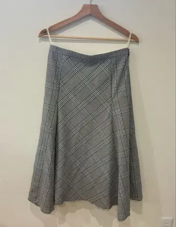 23구 / 플레어 스커트 / 그레이 계열 체크 무늬 / 사이즈 38