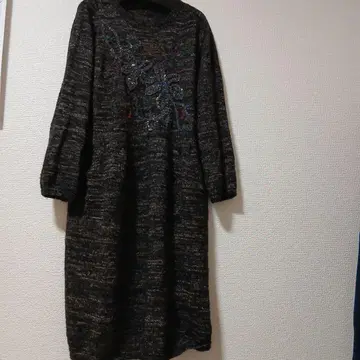 엠&쿄코 꽃무늬 자수 니트 원피스 긴팔 다크 그레이