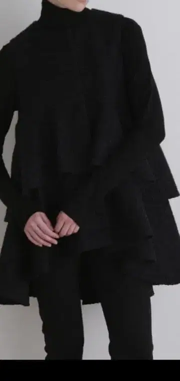 티어드 디자인 블랙 슬리브리스 베스트