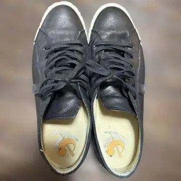 싱글 노트 블랙 스니커즈