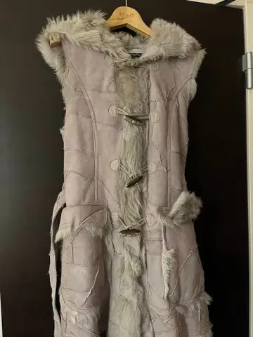 [ zoee ] 리얼 무스탕 베스트 후드 부착 라벤더 컬러