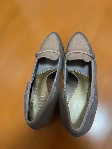 그레이 플랫슈즈 버튼 포함