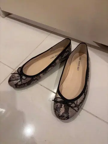 KODISKO 스네이크 패턴 플랫슈즈