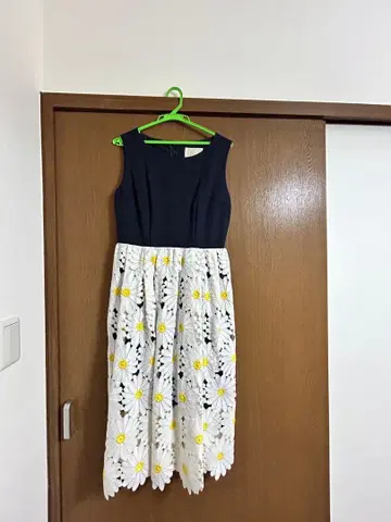 chesty 자수 슬리브리스 원피스