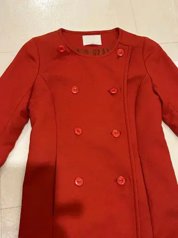 여성용 눈길을 끄는 잘 만들어진 새빨간 코트 크리스마스에!!