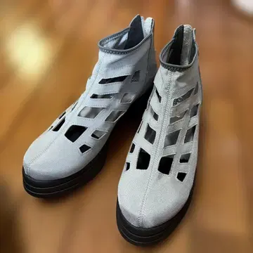 모네 그레이 컷 아웃 부츠