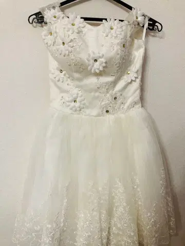 화이트 플라워 장식 미니 드레스