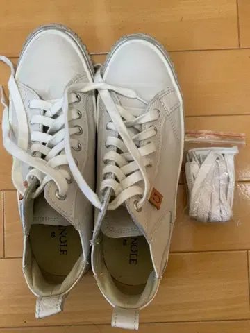 SPINGLE 화이트 스니커즈