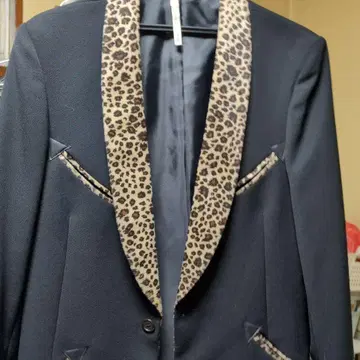 레오파드 무늬 옷깃의 블랙 테일러드 자켓