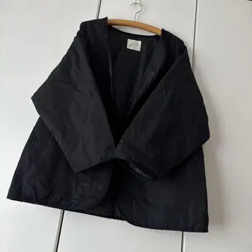 기장 76cm 레이 카즌 퀼팅 충전솜 노카라 코트 블랙 하프 코트