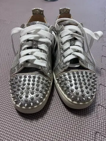 실버 스터드 캐주얼 스니커즈