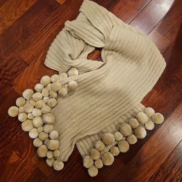 베이지 폼폼 포함 니트 머플러