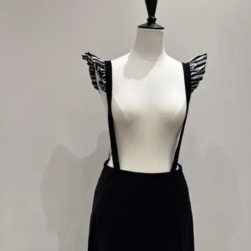 보더스 앳 발코니 서스펜더 스커트