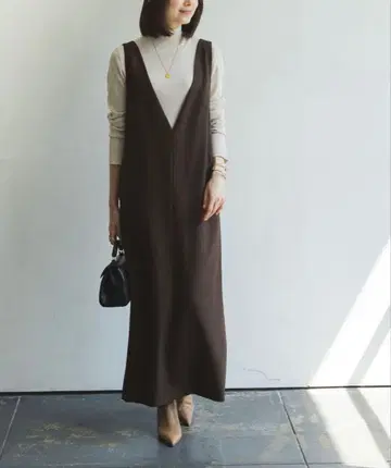 노블 스트레이트 V넥 원피스 NOBLE