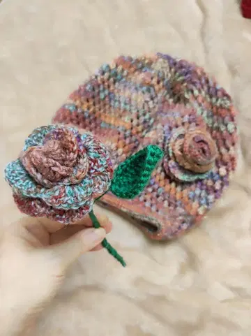 손뜨개질 멀티 컬러 햇과 꽃 모티브