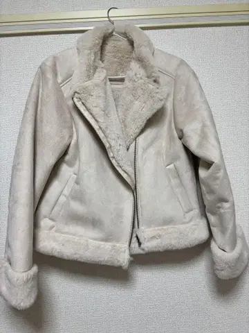 무스탕 라이더 자켓 크림색