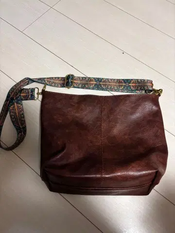 다크 브라운 합성 피혁 숄더백