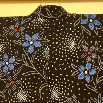 블랙 베이스에 파란 꽃무늬 쥐어짜기 유카타
