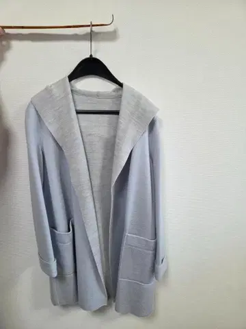 라핀의 후드 부착 라이트 블루 울 코트 후드 부착 라이트 블루 가디건