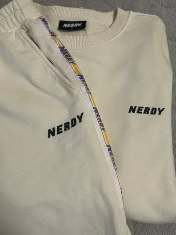 NERDY 크림색 상의 셋업 가능