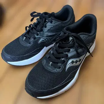 Saucony 블랙 스니커즈