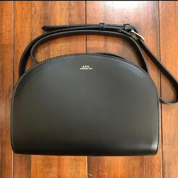 컨디션 최상 A.P.C. 하프문 백 숄더백