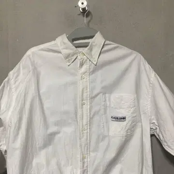 카우람 CAHLUMN 화이트 매거진 포켓 버튼 다운 셔츠