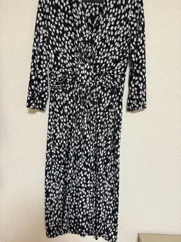 EGERIE 블랙 화이트 꽃무늬 긴팔 원피스