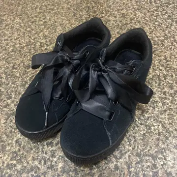 PUMA 리본 포함 스웨이드 스니커즈 블랙