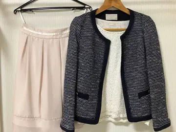 자켓과 상의와 플레어 스커트의 3종 세트